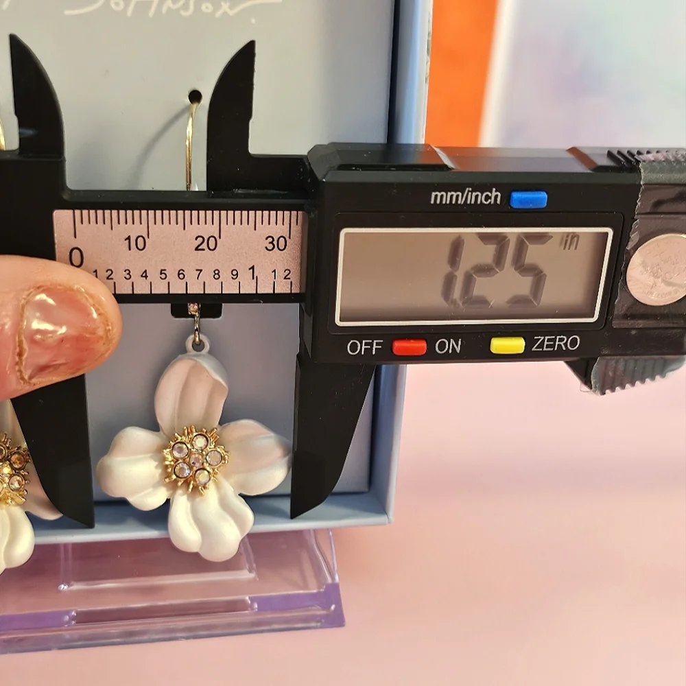 🌸Betsey Johnson Flower Dangle Earrings Gold-Tone Enamel w/ Stones🌸 - Picture 6 of 9